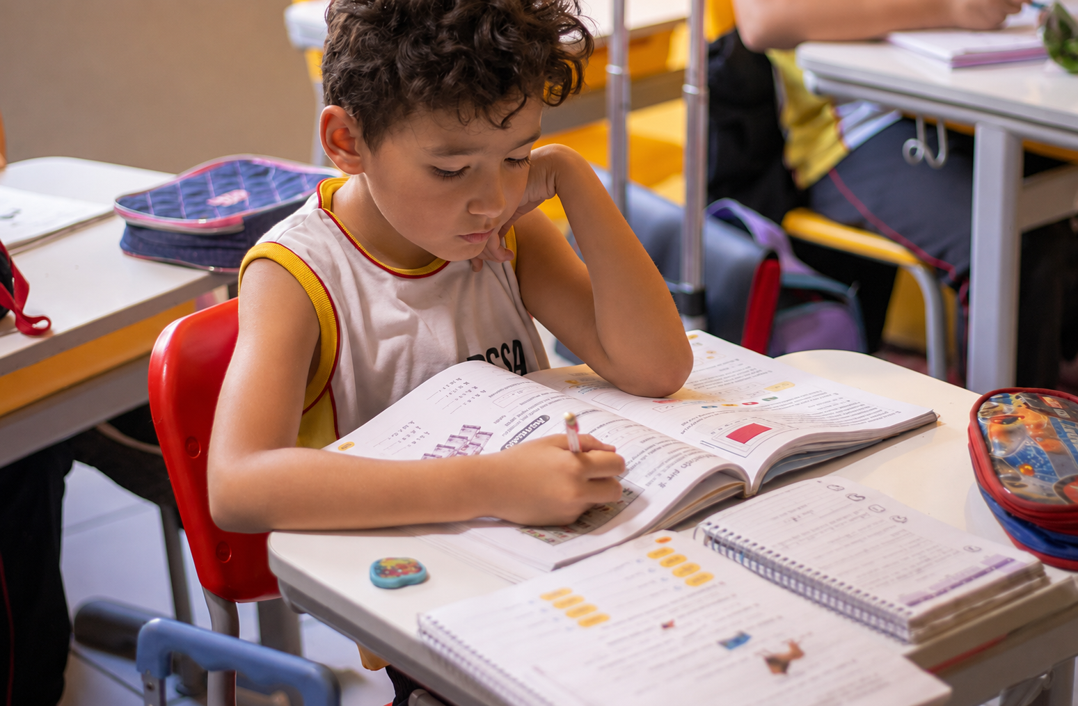 Aluno do 6º ano estudando