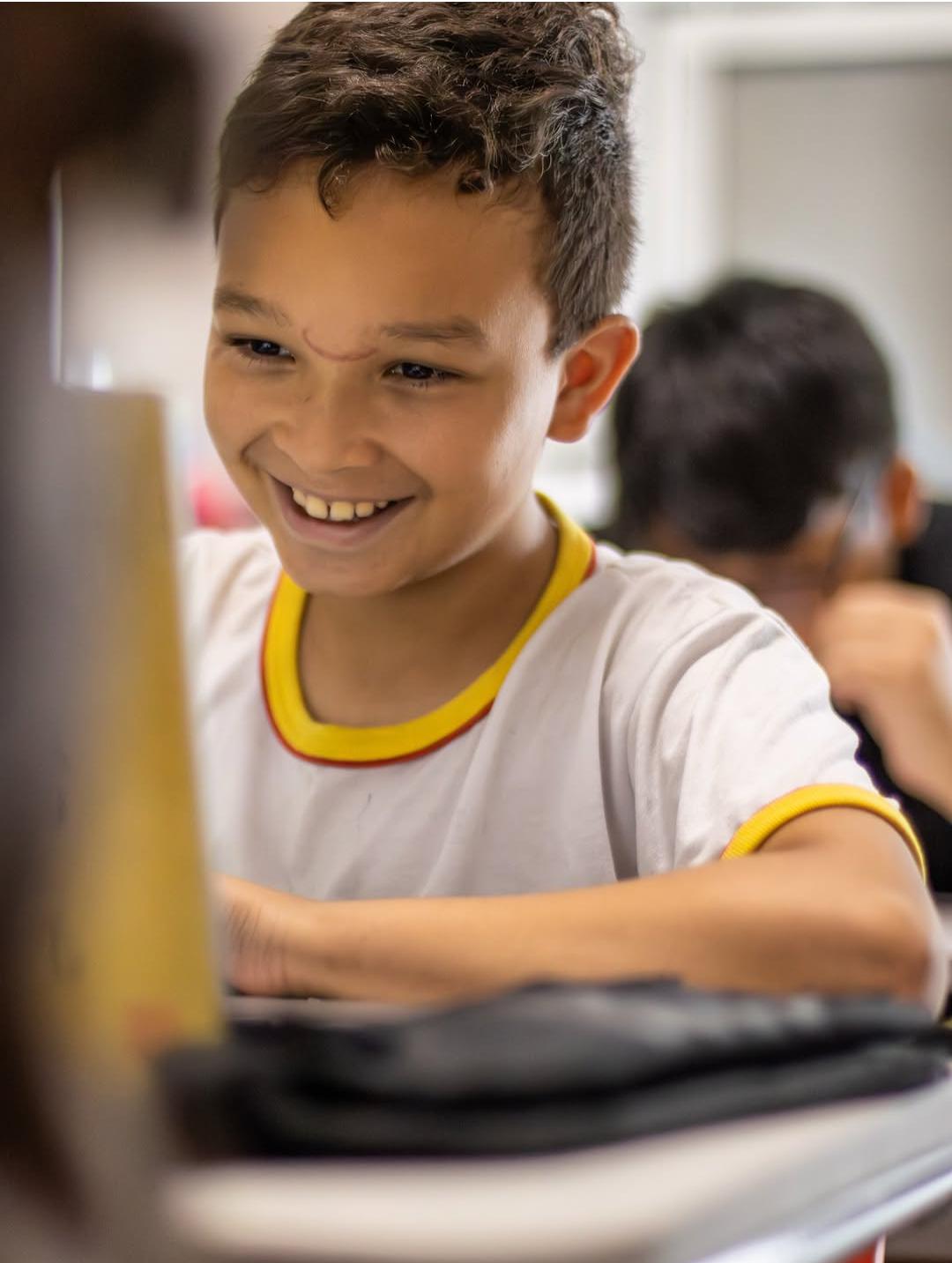 Aluno sorrindo durante a aula